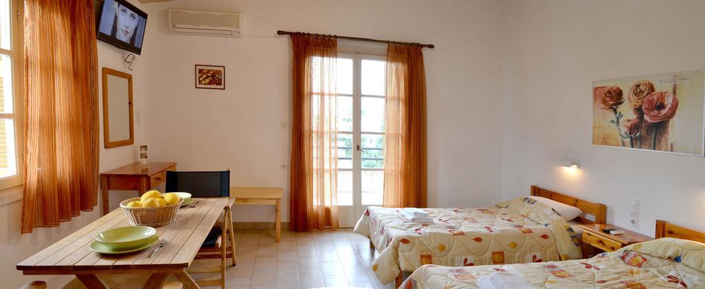 Poros Town Villa Yiotevi מראה חיצוני תמונה