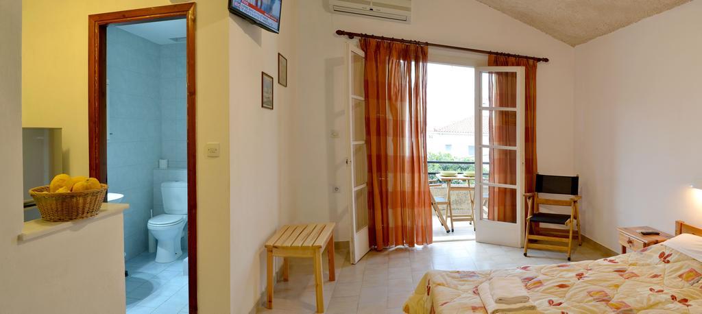 Poros Town Villa Yiotevi מראה חיצוני תמונה